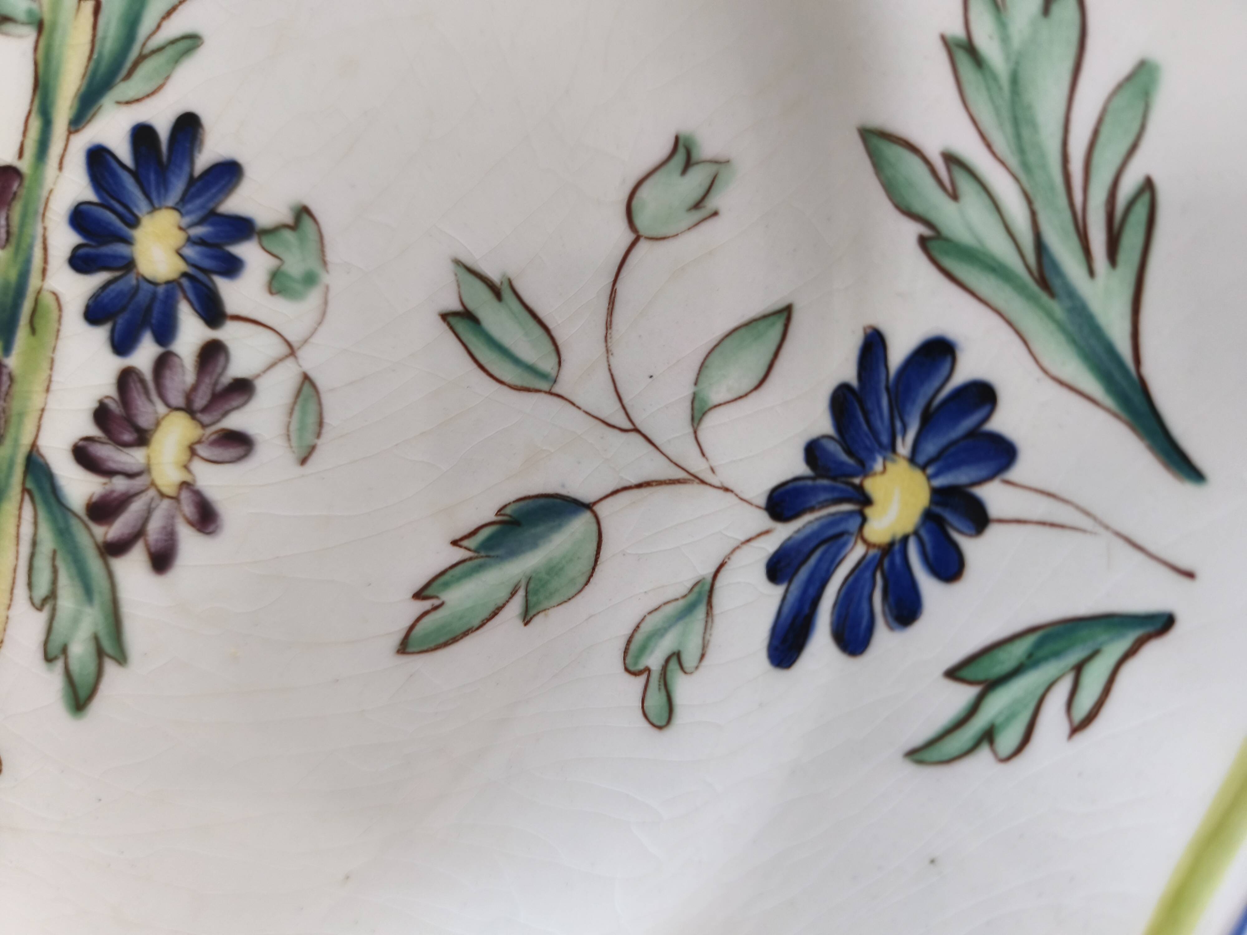 Lonchamp plate with pilgrim decoration