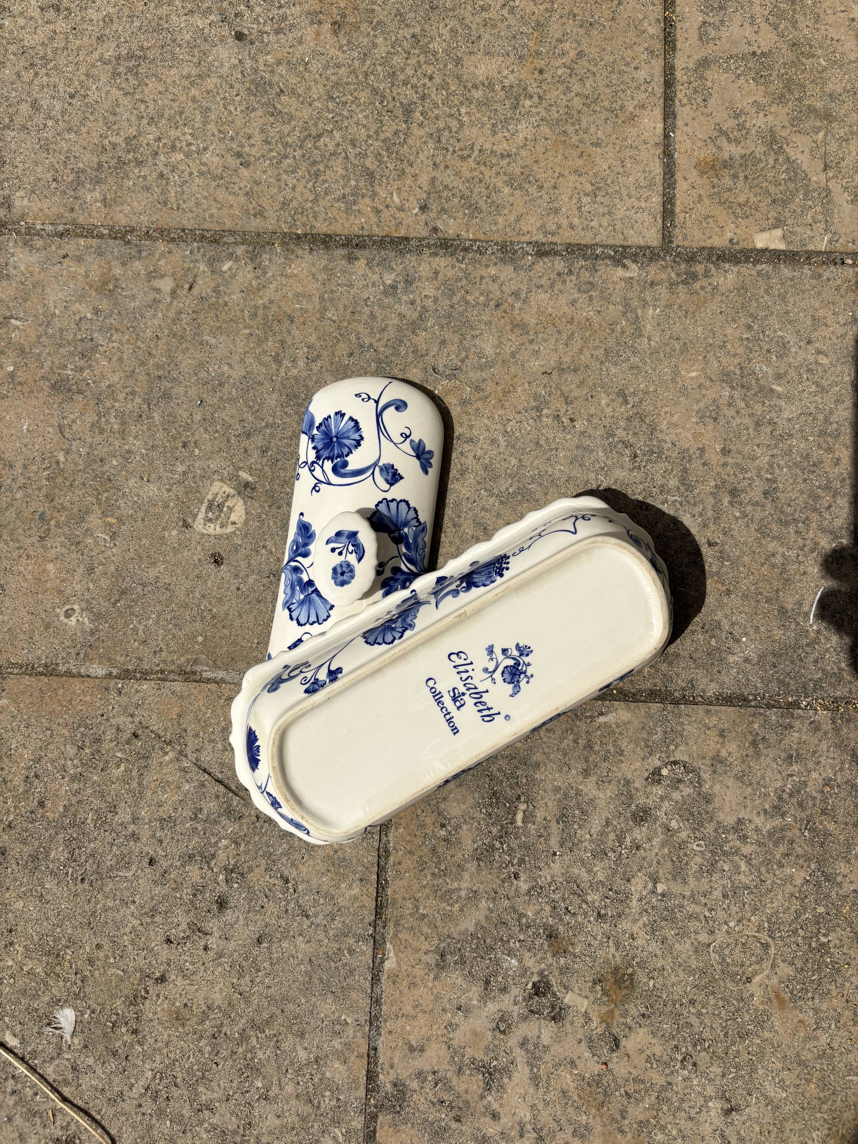 Antique butter dish in earthenware, blue and white floral decoration.