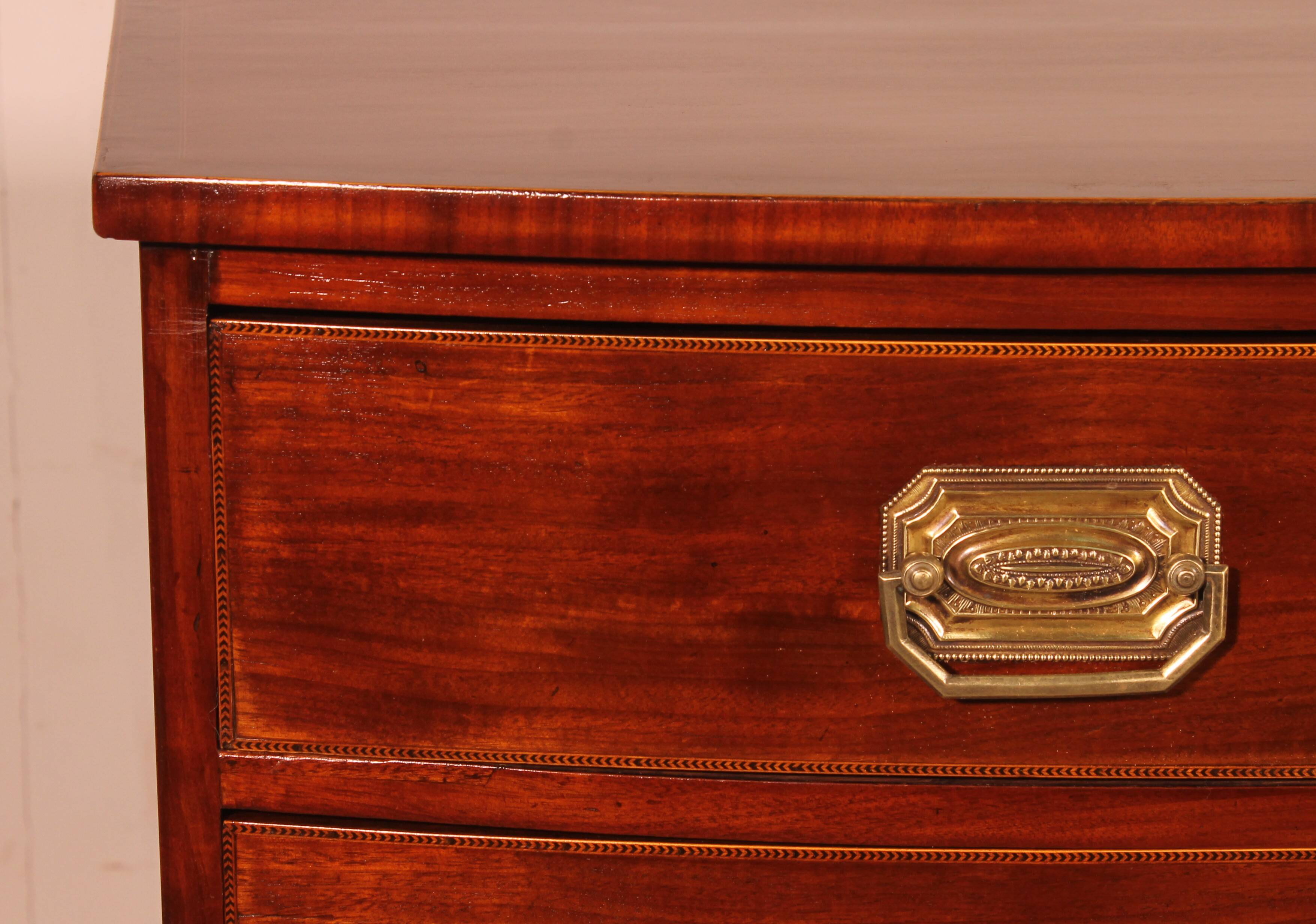 Commode bombée en acajou et incrustations, circa 1800
