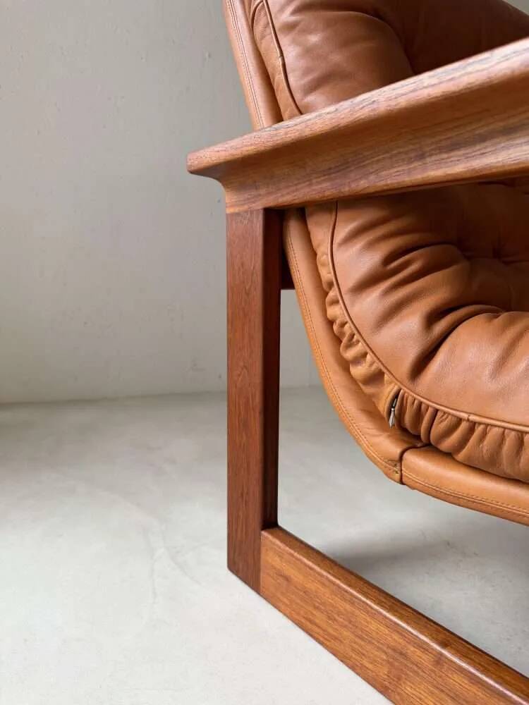 Vintage lounge chair in teak and leather from the 1960s.