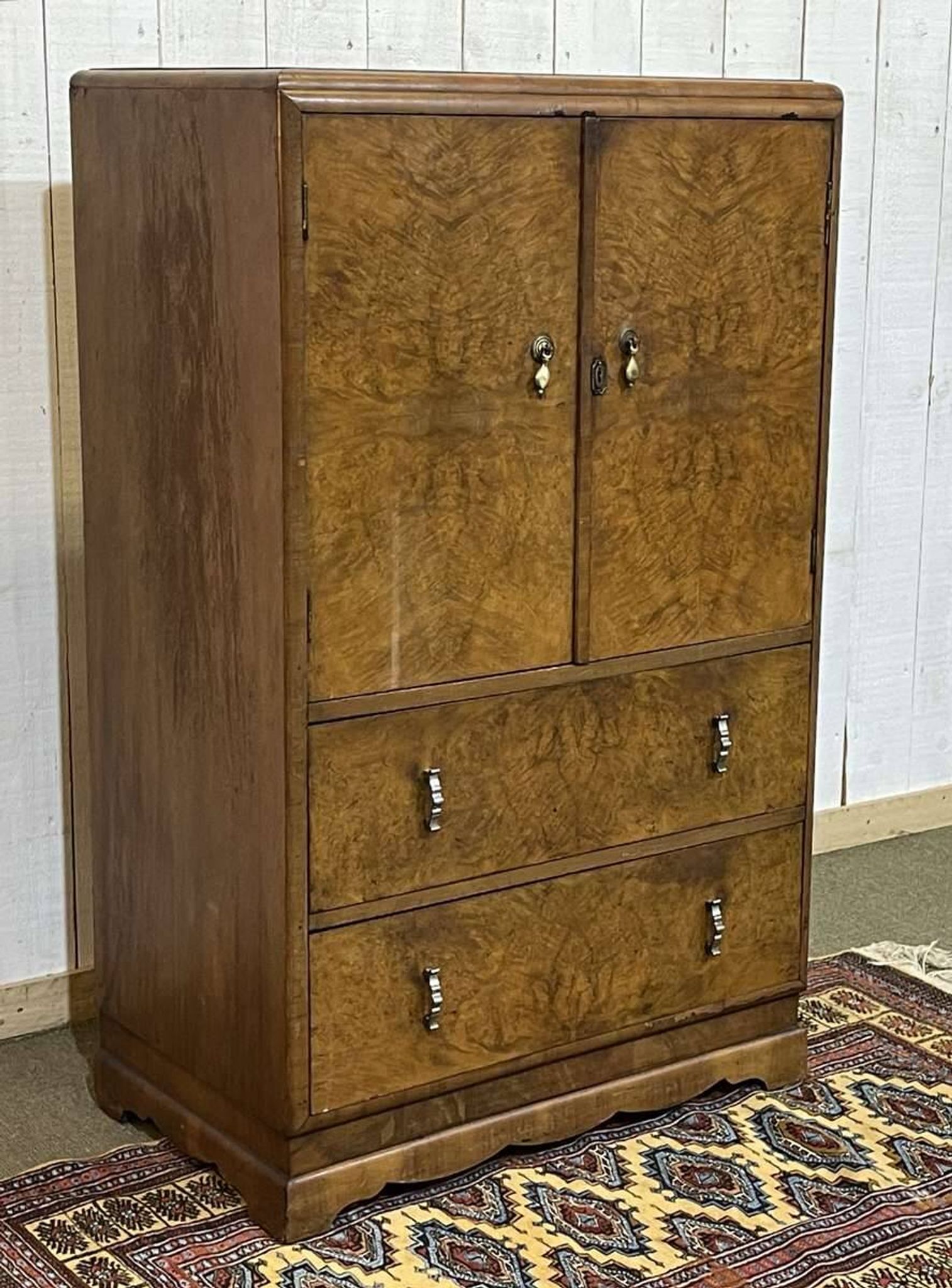 1950s English sideboard with drawers, Art Deco style, in walnut burl.