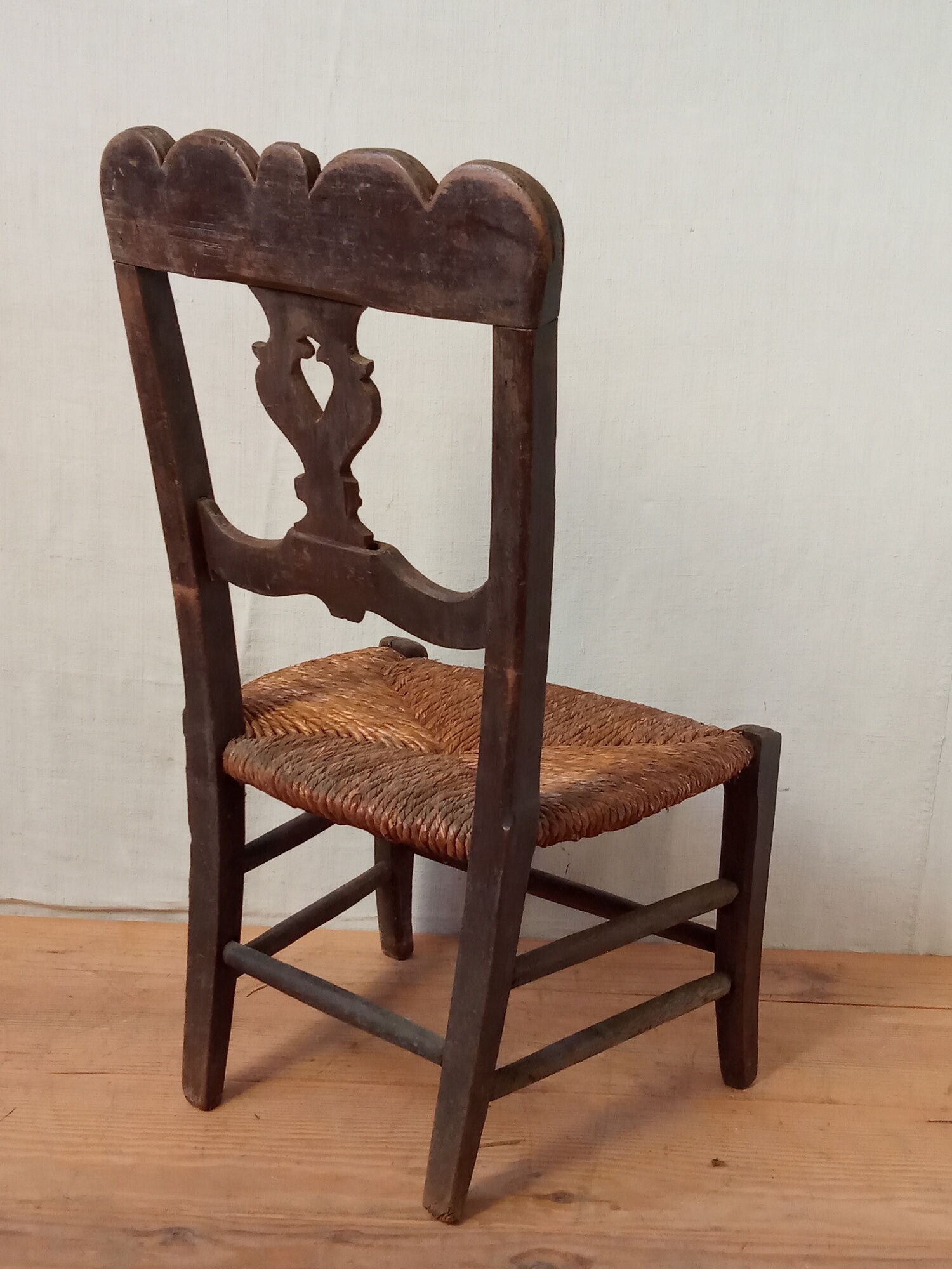 Mulched and sculpted chair, popular art of the 19th century