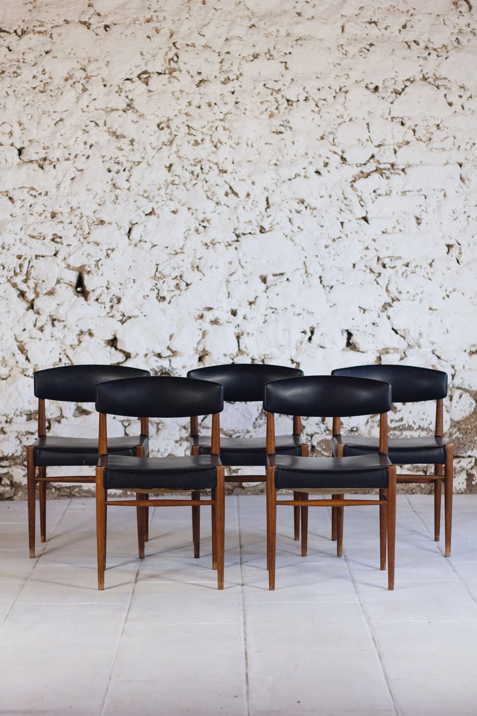 Set of 5 Scandinavian chairs in teak and faux leather, 1960.