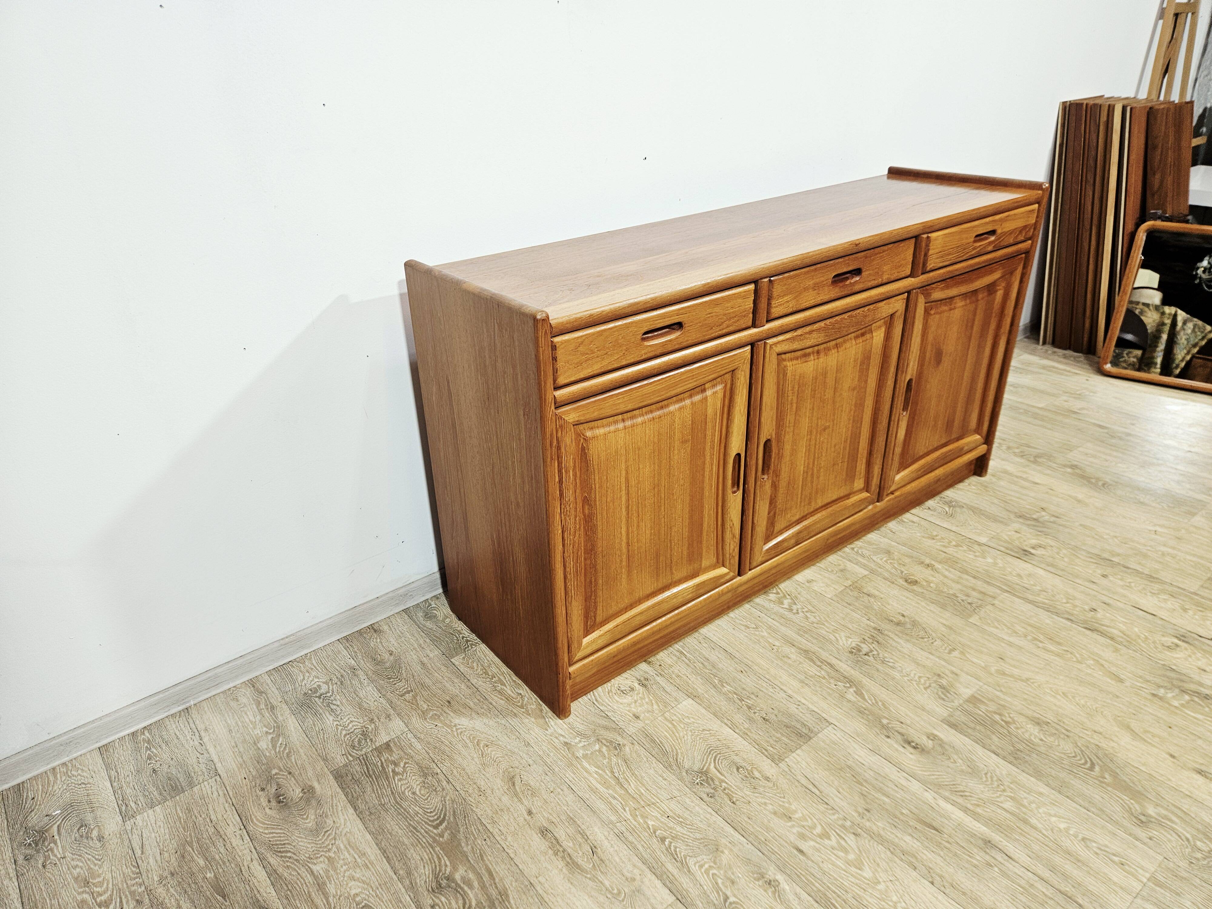 Buffet danois moderne Dyrlund Dania en teck, années 1980
