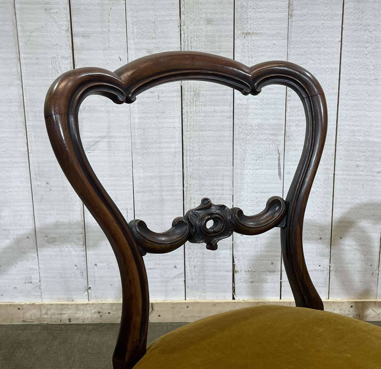 Set of 6 19th century English chairs in walnut