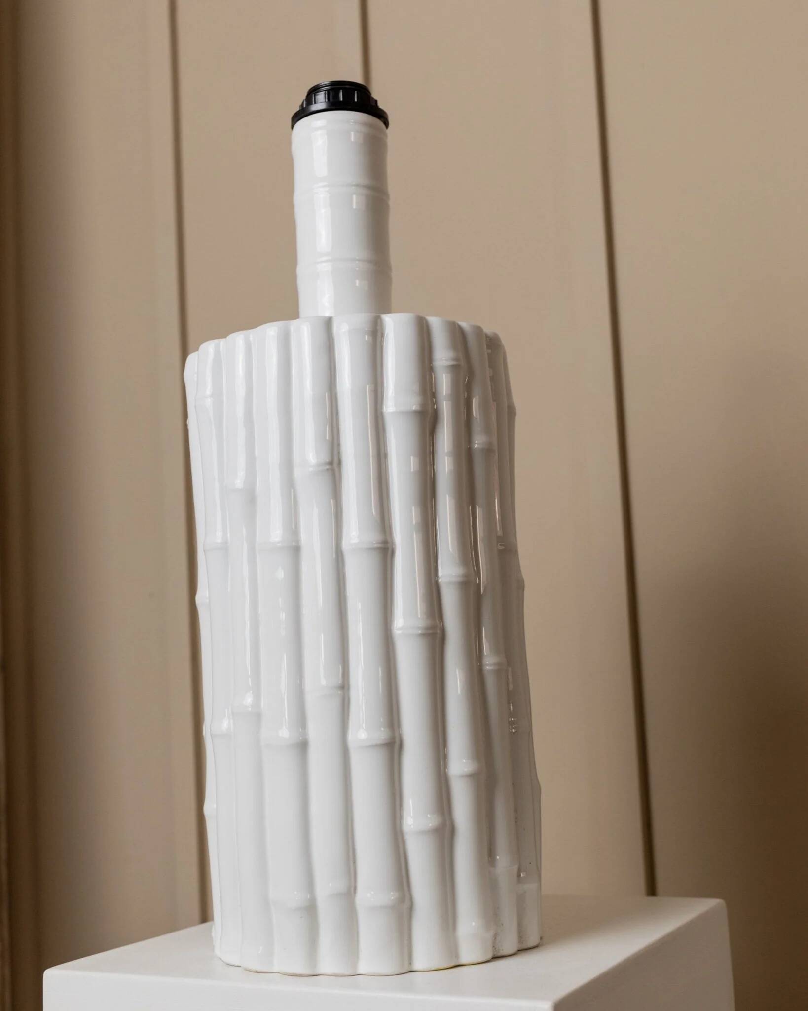 Tommaso Barbi white ceramic table lamp with bamboo-look texture, Italian 1970s Hollywood Regency