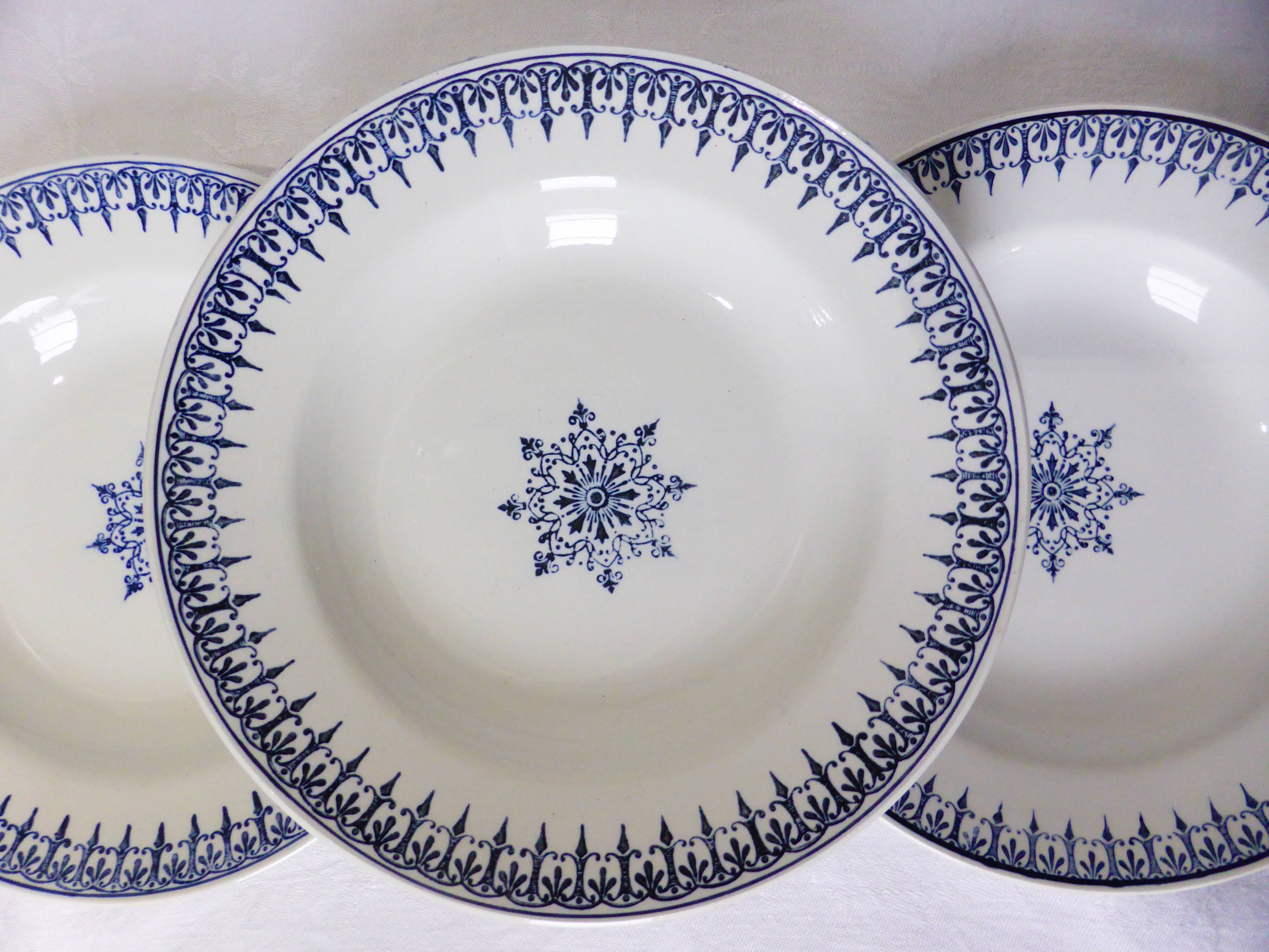 3 vintage hollow plates of St Amand primax model 211237