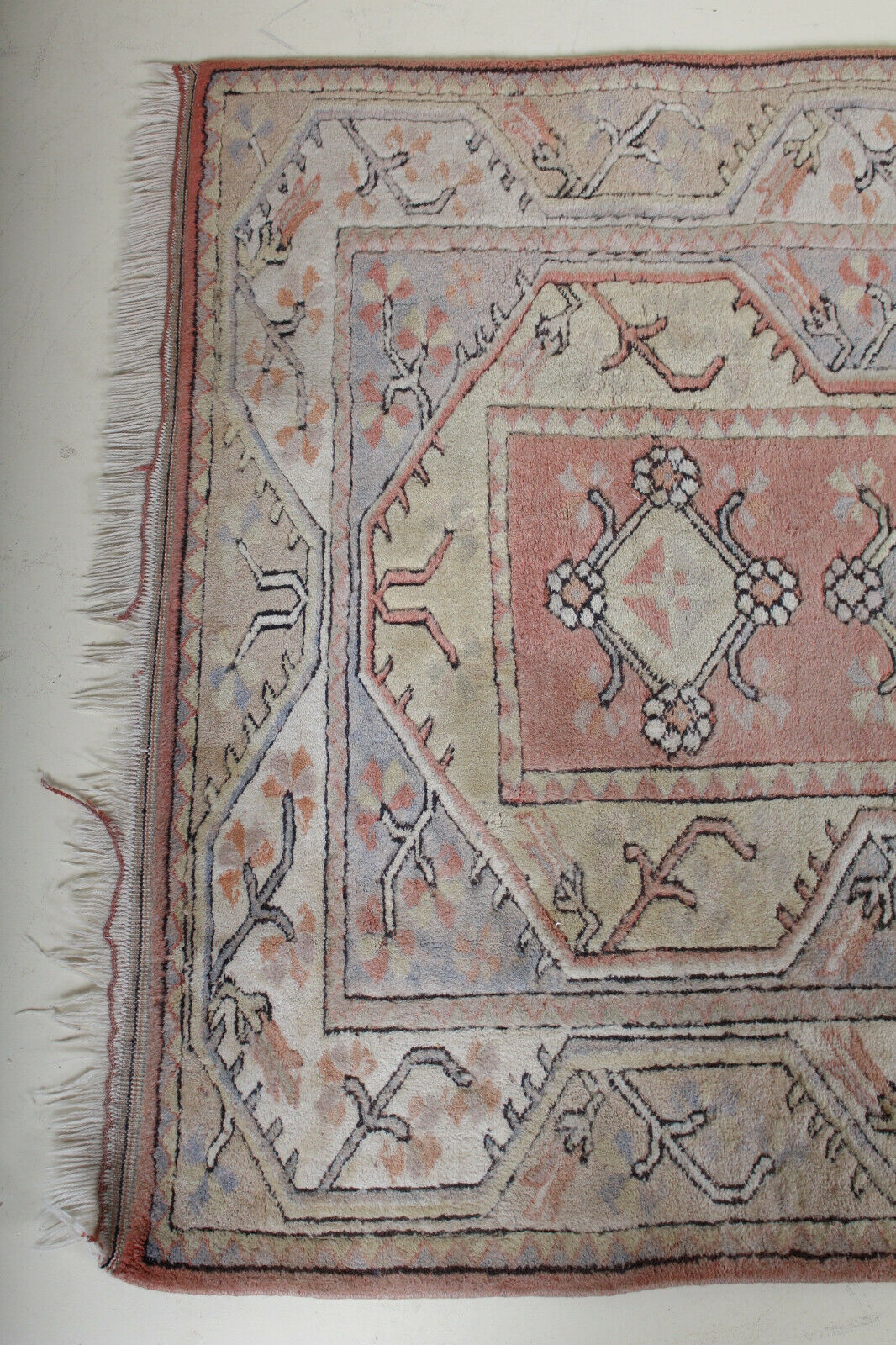 Rug melas Anatolian wool fringe on pink background 208x120cm