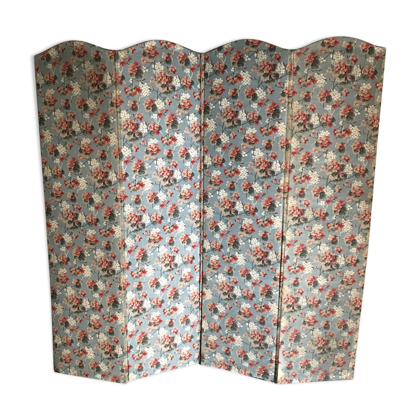 Screen old wood and flowery fabric