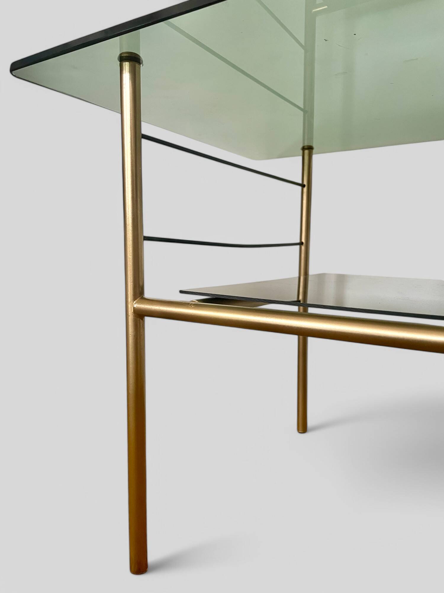 Table basse moderniste en métal et verre fumé