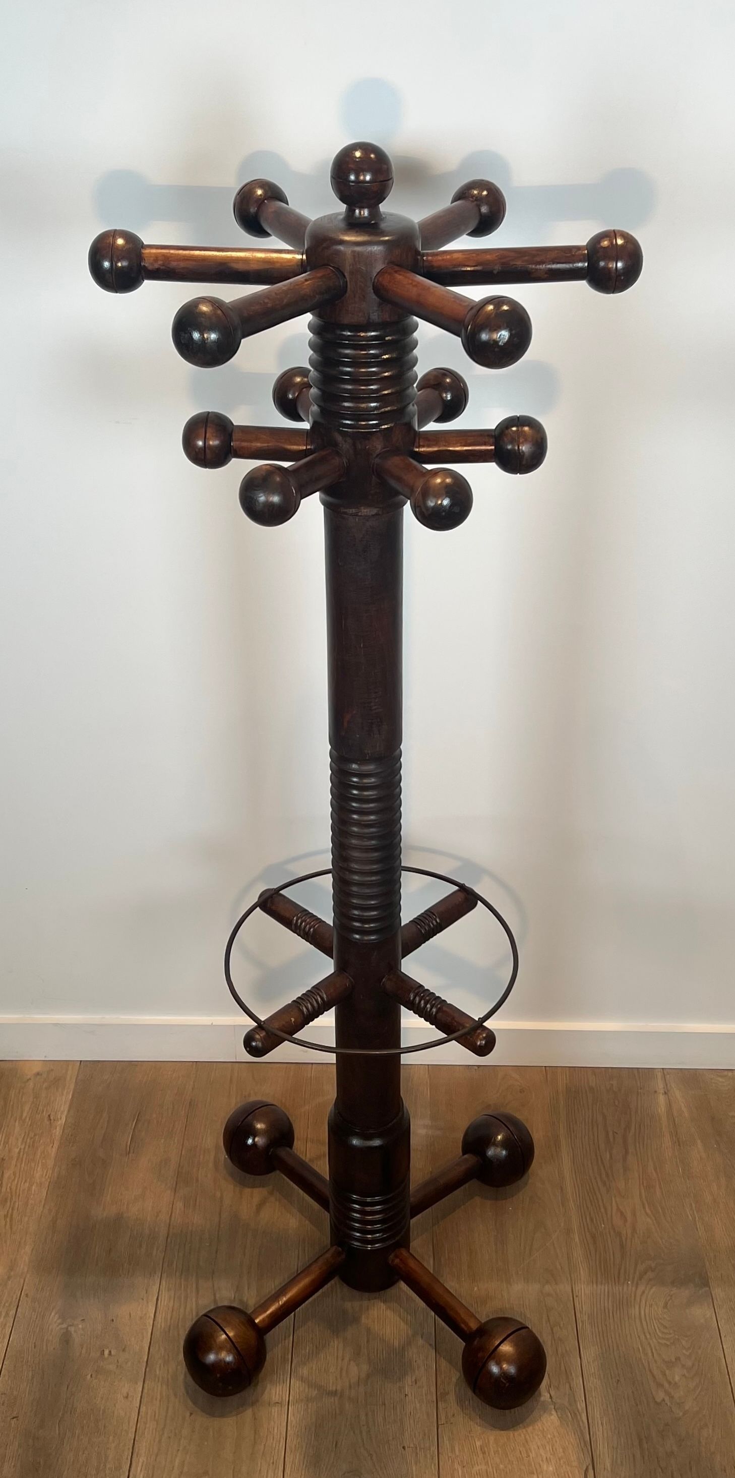 Portemanteau brutaliste en chêne sculpté de Charles Dudouyt