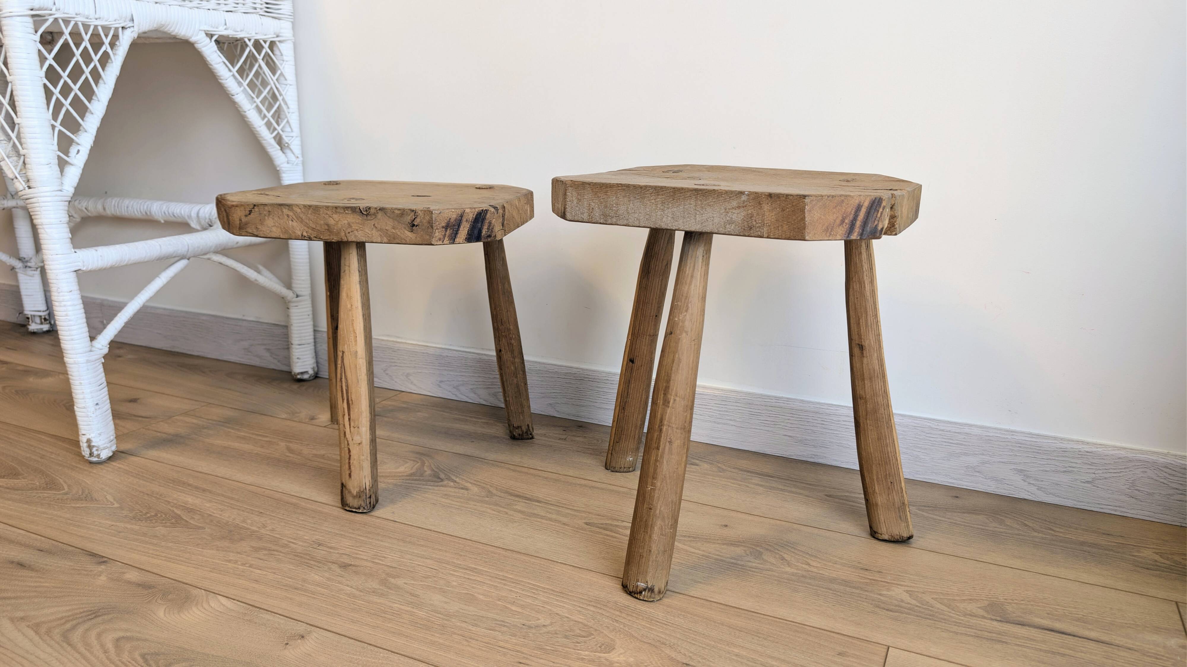 Paire de tabourets brutalistes anciens en bois massif