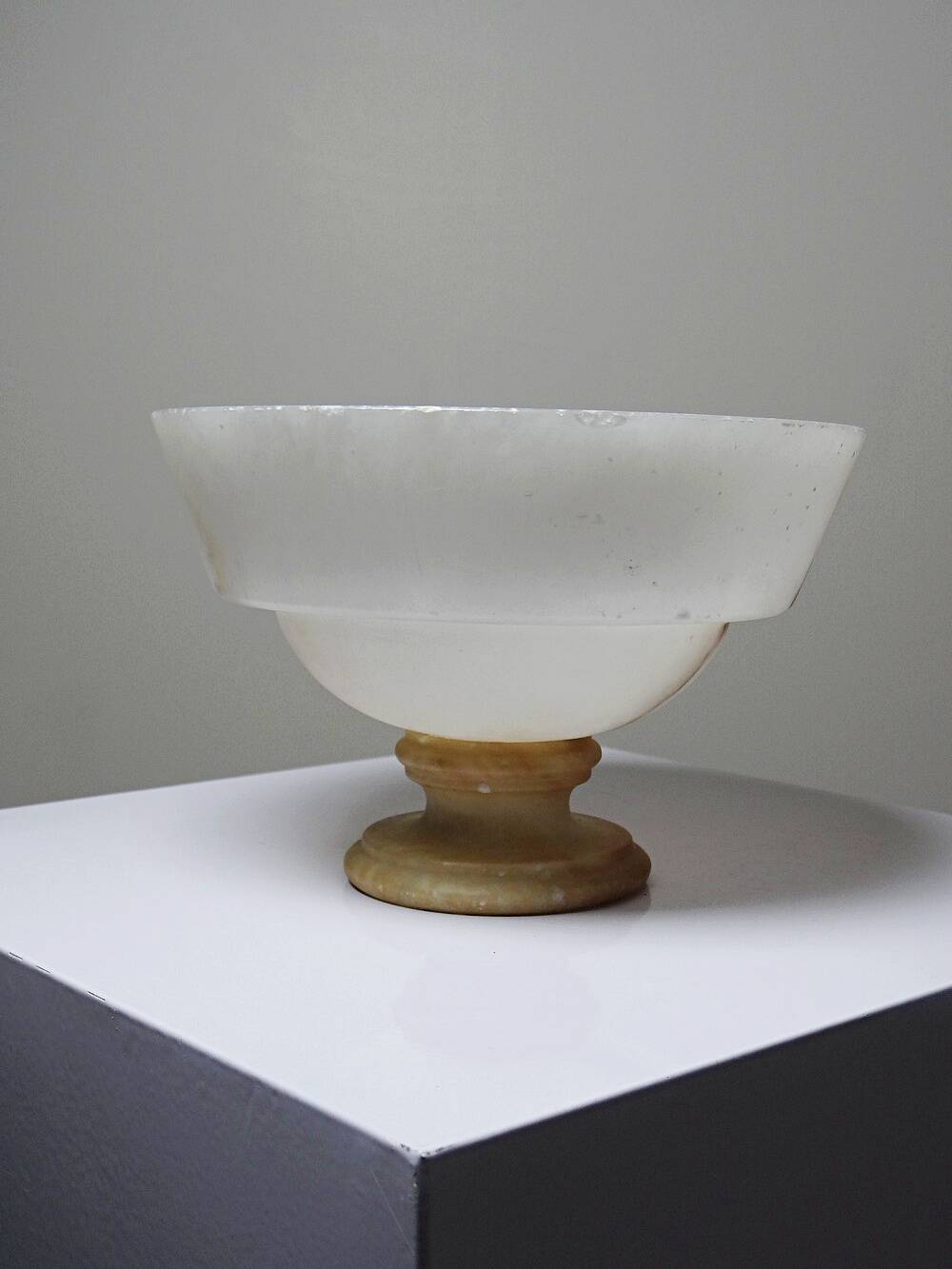 Vintage Italian alabaster footed bowl in white and beige, 1960s.