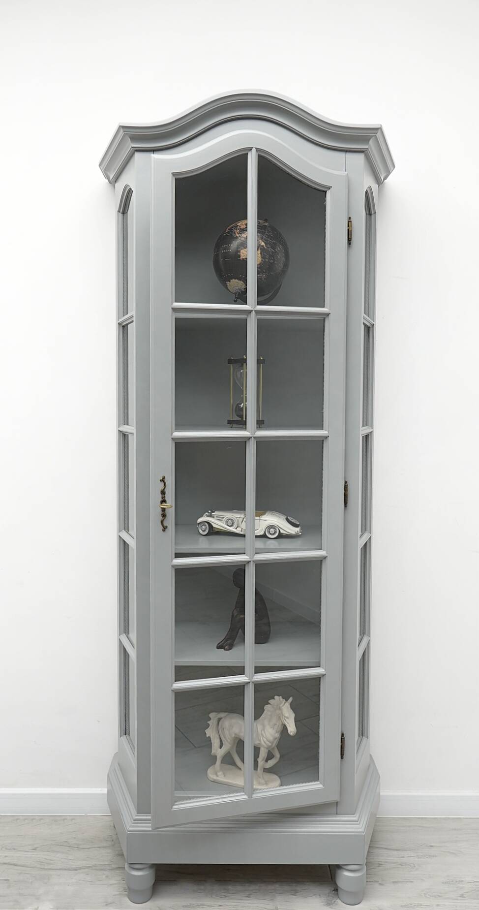 Display case made of oak wood