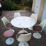 Table avec 5 chaises et 1 tabouret, d' Eero Saarinen pout Knoll