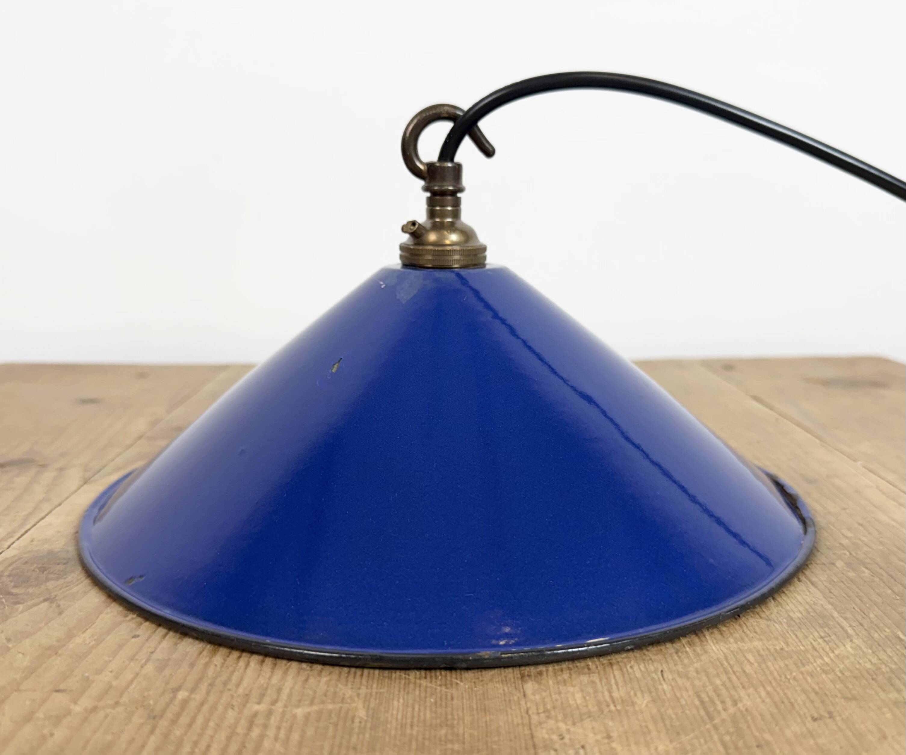 Suspension industrielle en émail bleu cobalt, années 1950