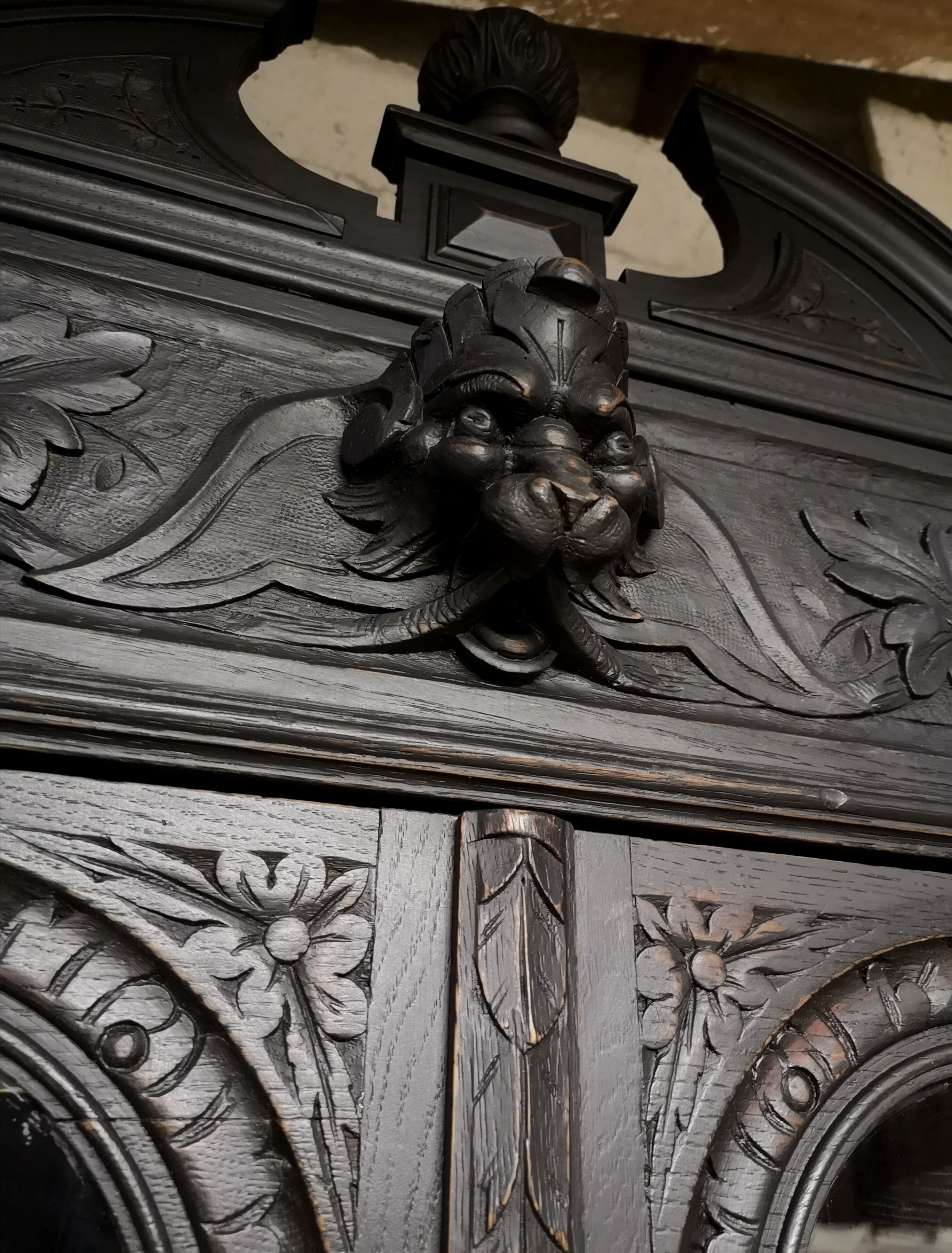 Hunting buffet XIX Louis XIII oak, cabinet curiosity showcase library