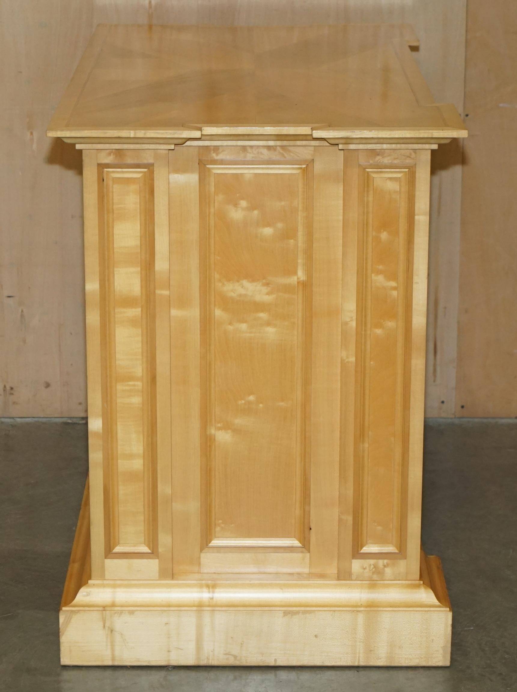 Commode Viscount David Linley Sycamore Style