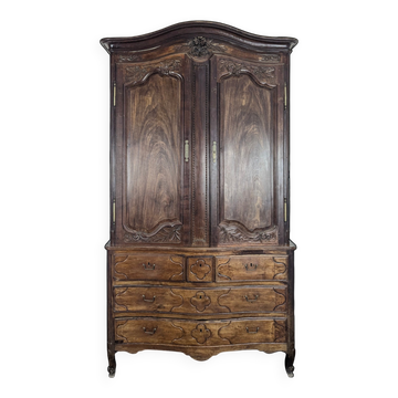Armoire Louis XV en chêne à chapeau de gendarme et quatre tiroirs