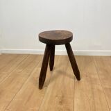 Petit tabouret tripode brutaliste en bois massif