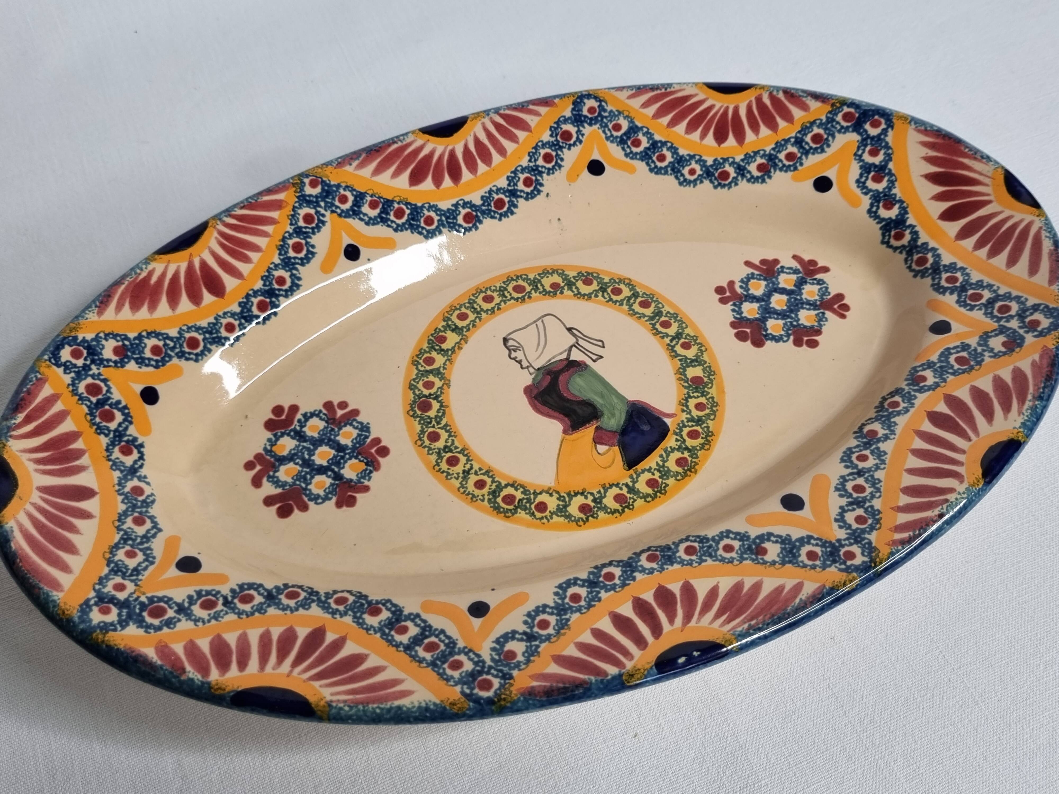 Oval dish in vintage Quimper Henriot earthenware, signed, traditional Breton decor, 29 cm