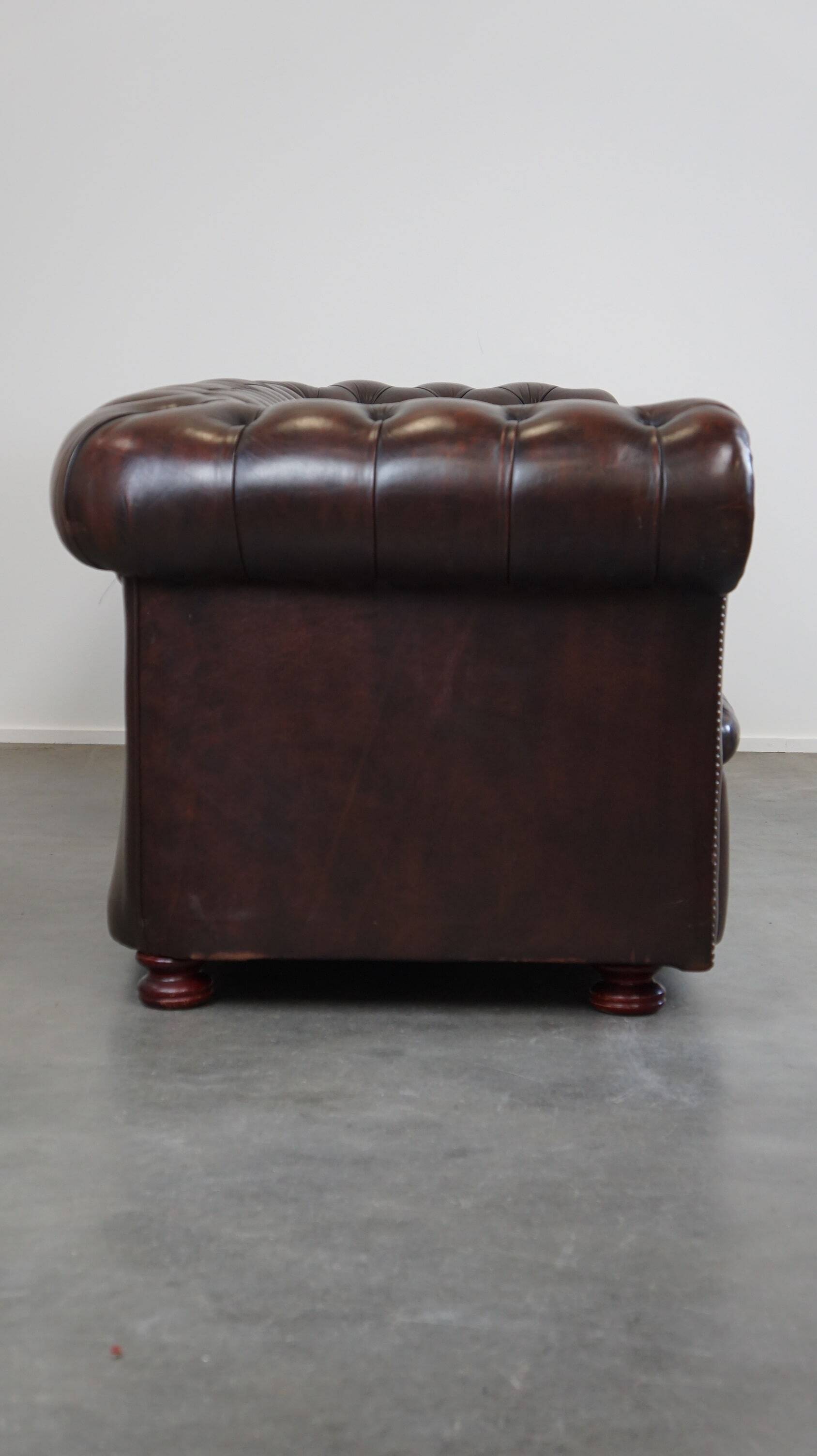 Dark-flamed english chesterfield 2.5-seater sofa/button seat