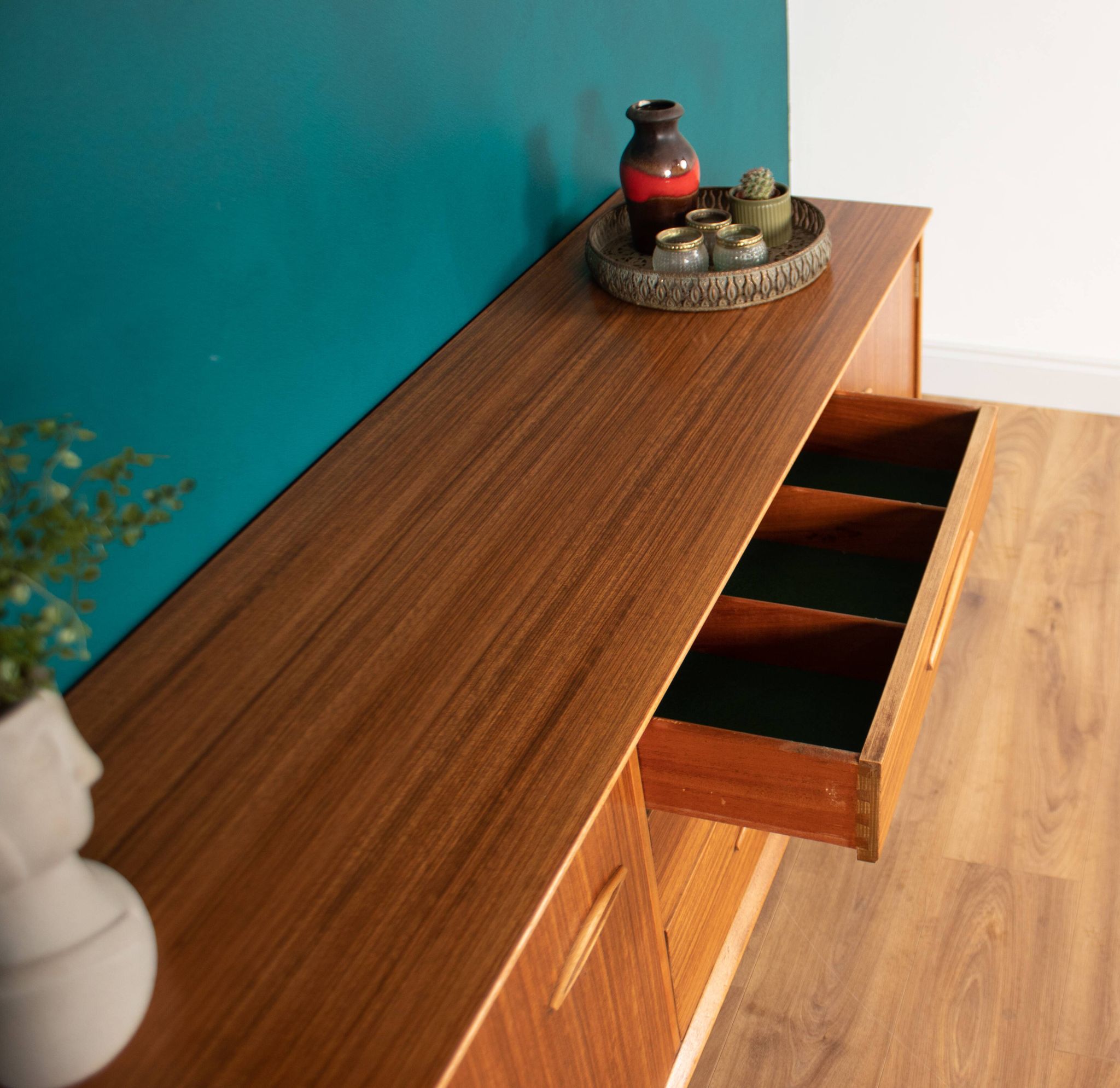 Buffet moyen Jentique Mid Century en noyer rétro des années 1960