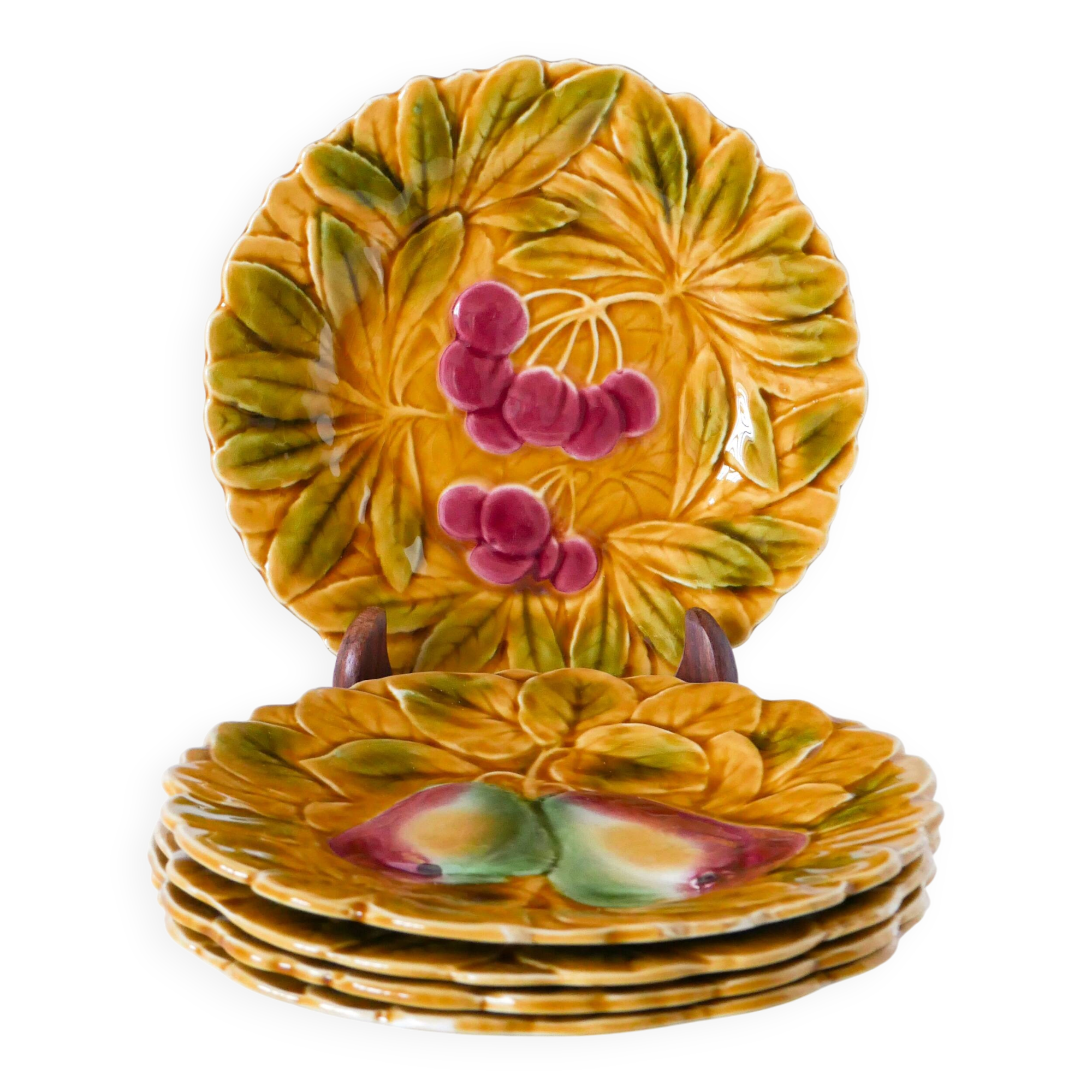 Set of 5 slipware plates, Digoin Sarreguemines, Fruits model, 1970.