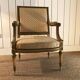 Fauteuil Louis XVI en bois doré sculpté et mouluré