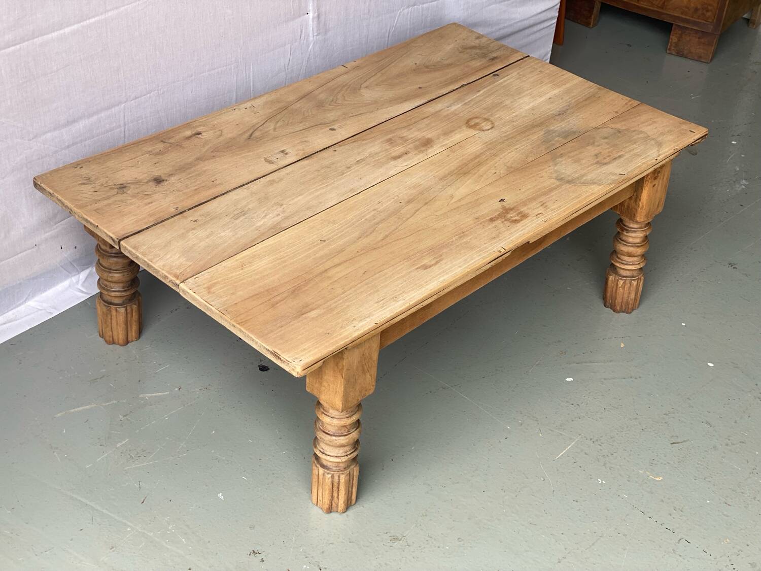 Table basse vintage en bois massif brut avec pieds sculptés
