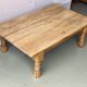 Table basse vintage en bois massif brut avec pieds sculptés