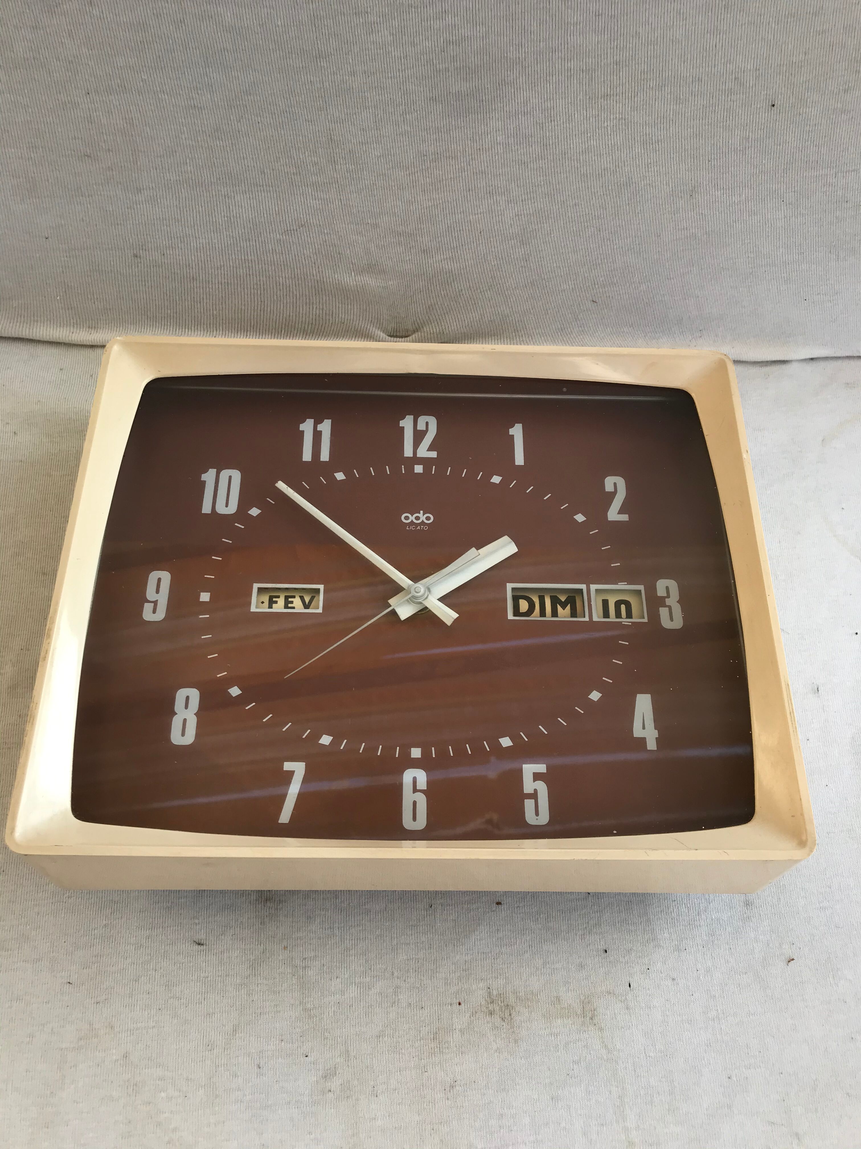 Former clock Odo - in beige Bakelite from the 70s, vintage