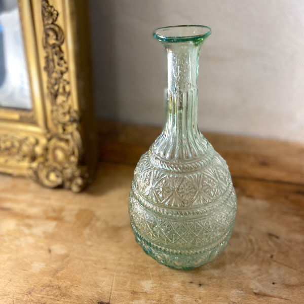 Carafe en verre vert soufflé et décor en relief
