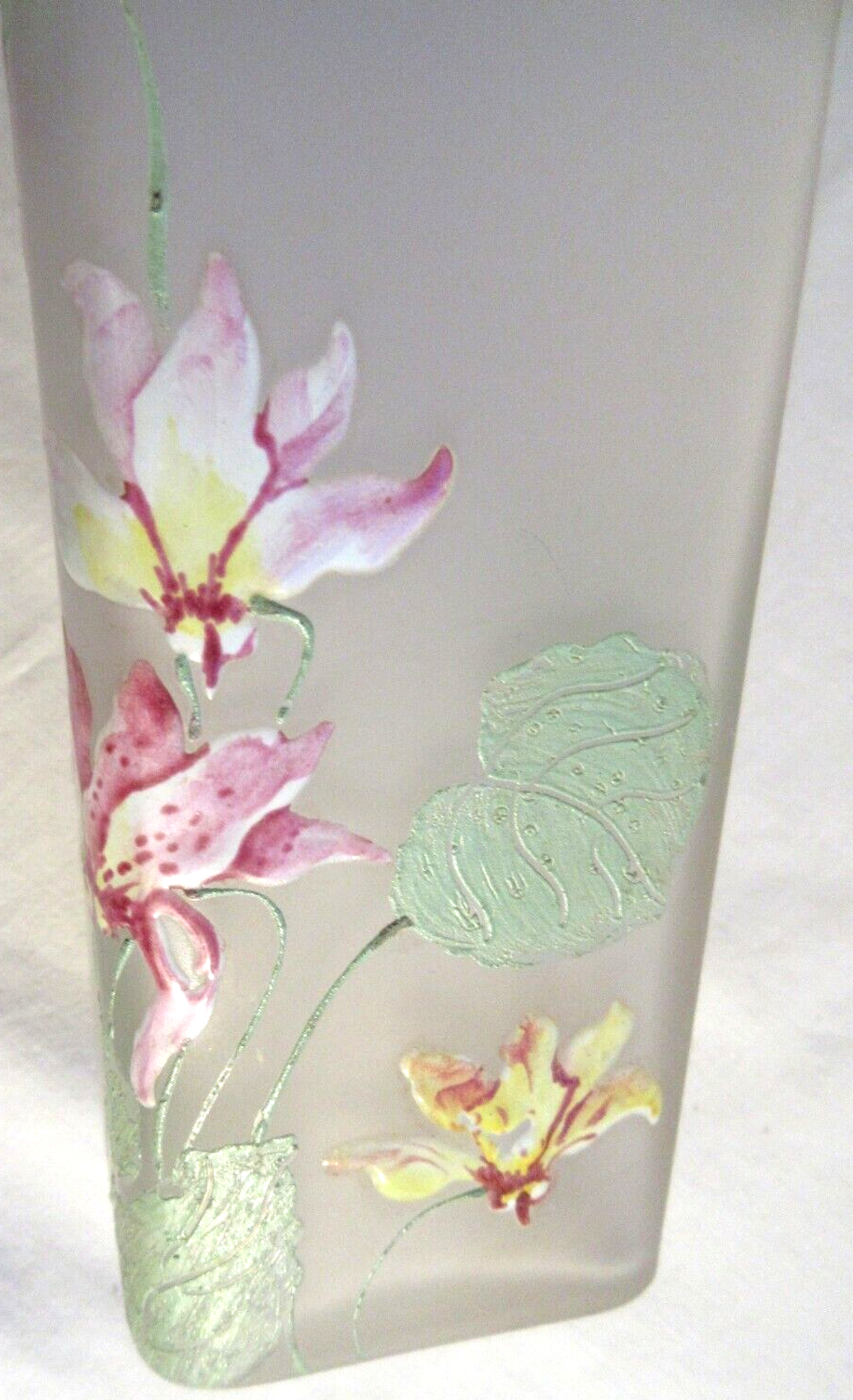 Vase haut et carré, pâte de verre opaque émaillée Legras d'un semis de fuchsia multicolores
