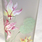 Vase haut et carré, pâte de verre opaque émaillée Legras d'un semis de fuchsia multicolores