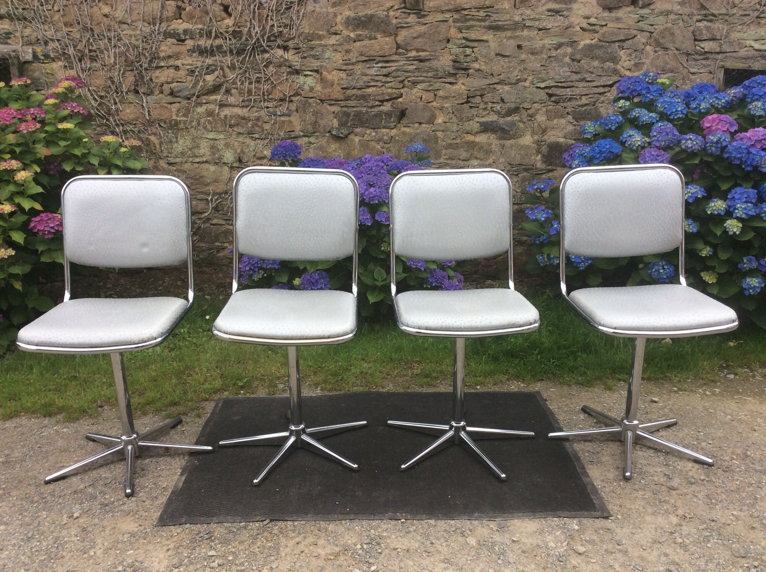 Vintage swivel chairs with chrome tubular base and silver skaï brand unic desing.