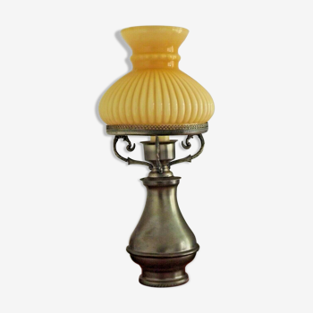 Lampe de table de modèle inhabituelle de lanterne d’huile de cru avec l’ombre jaune de verre