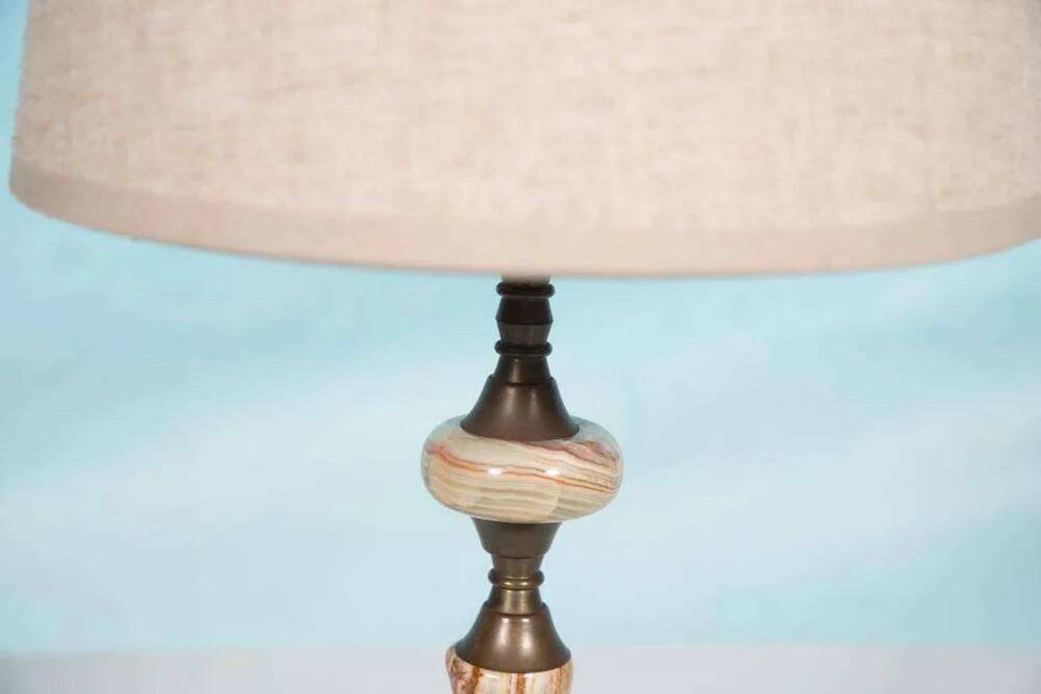 Chic hotel table lamp in onyx and brass, mid-century modern table lamp from the 70s.