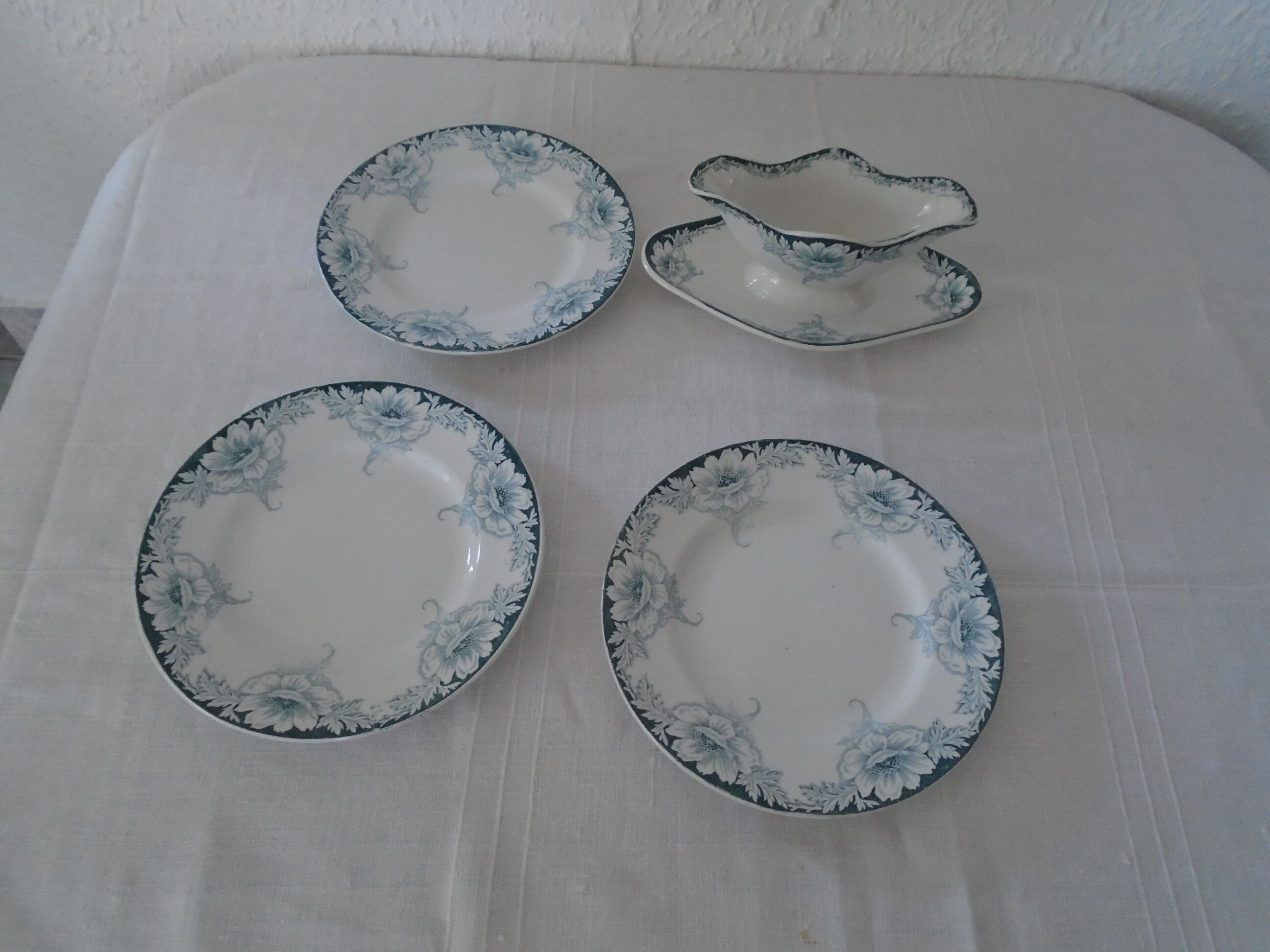 4 Pieces Saint Amand 3 flat plates - saucière décor blue green model Suzanne faience ancient