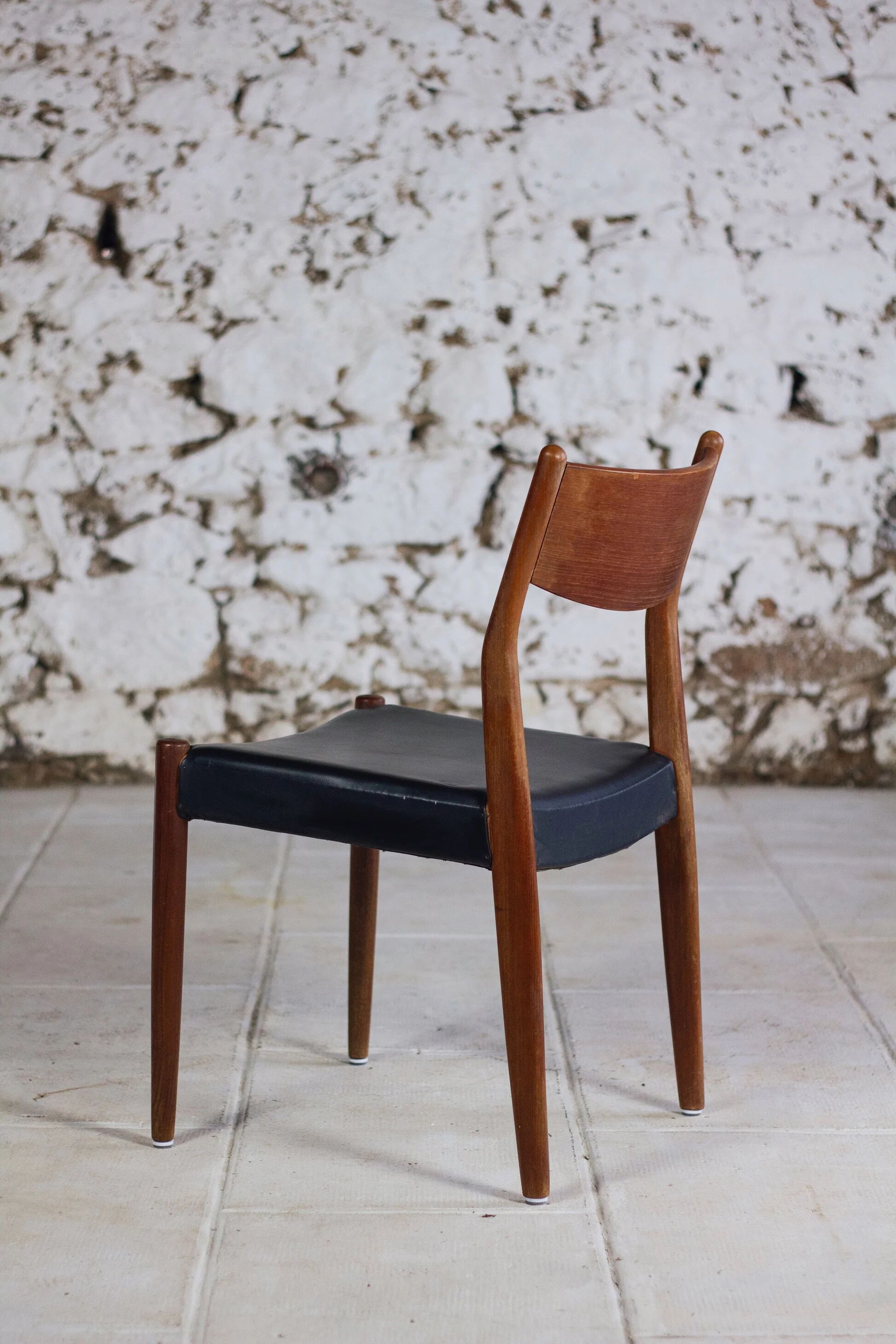 4 Scandinavian Fristho Franeker chairs in teak and faux leather, 1960.