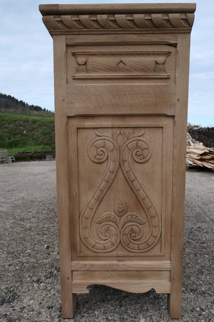 2 Door Gothic Style Decor Sideboard