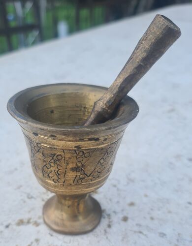 Mortar and pestle in chiseled bronze