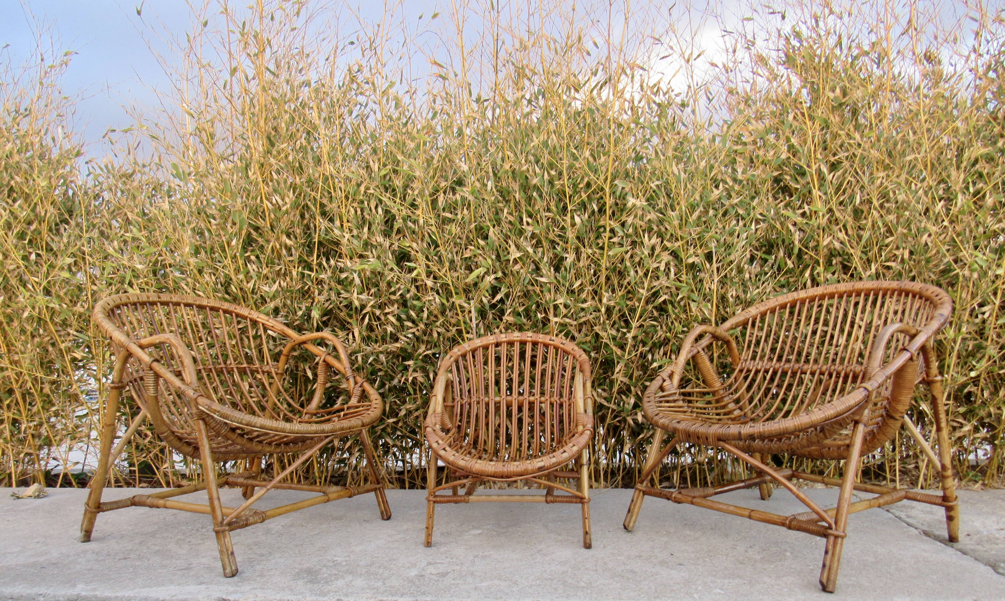 Set de trois fauteuils en rotin.