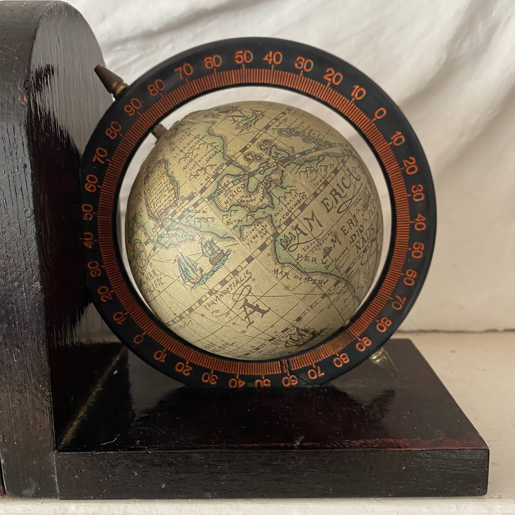 Serre livres mappemonde globes terrestre