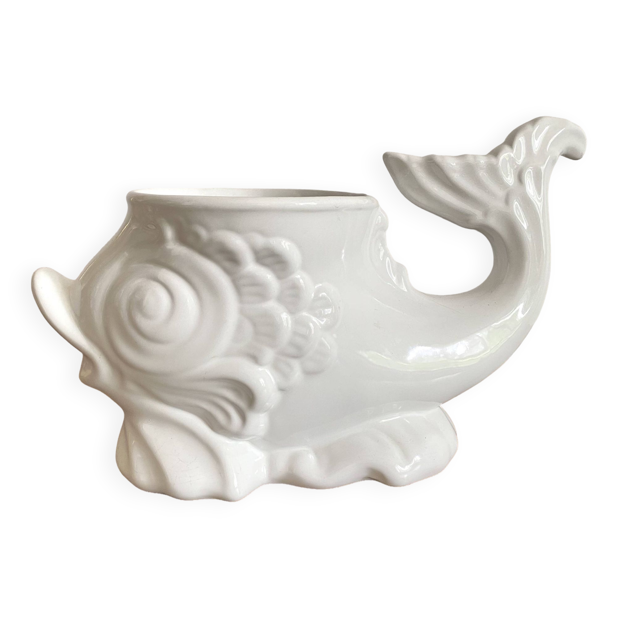 Zoomorphic fish pot cover in slip