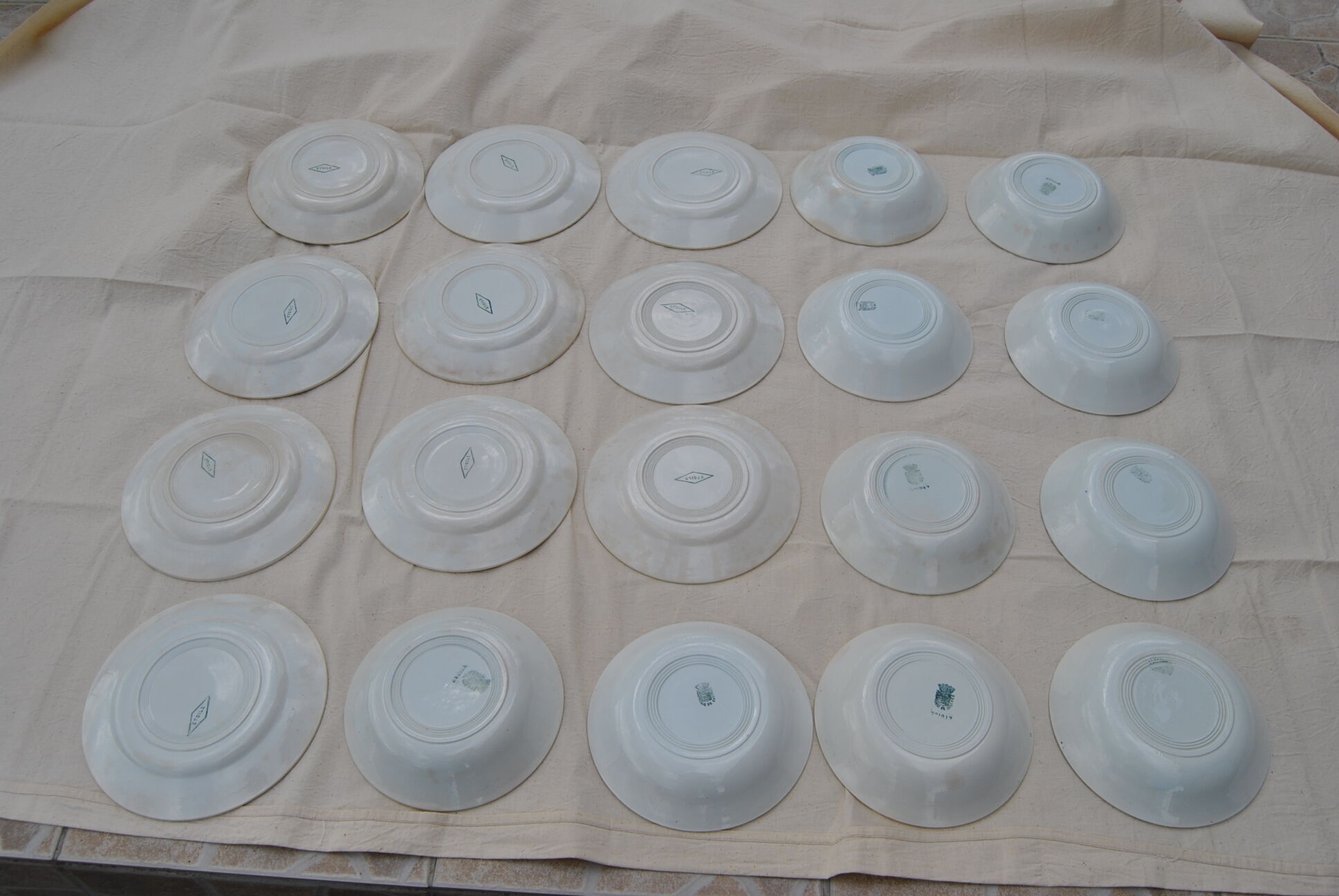 Series of 20 modernist plates Faïencerie de Castres