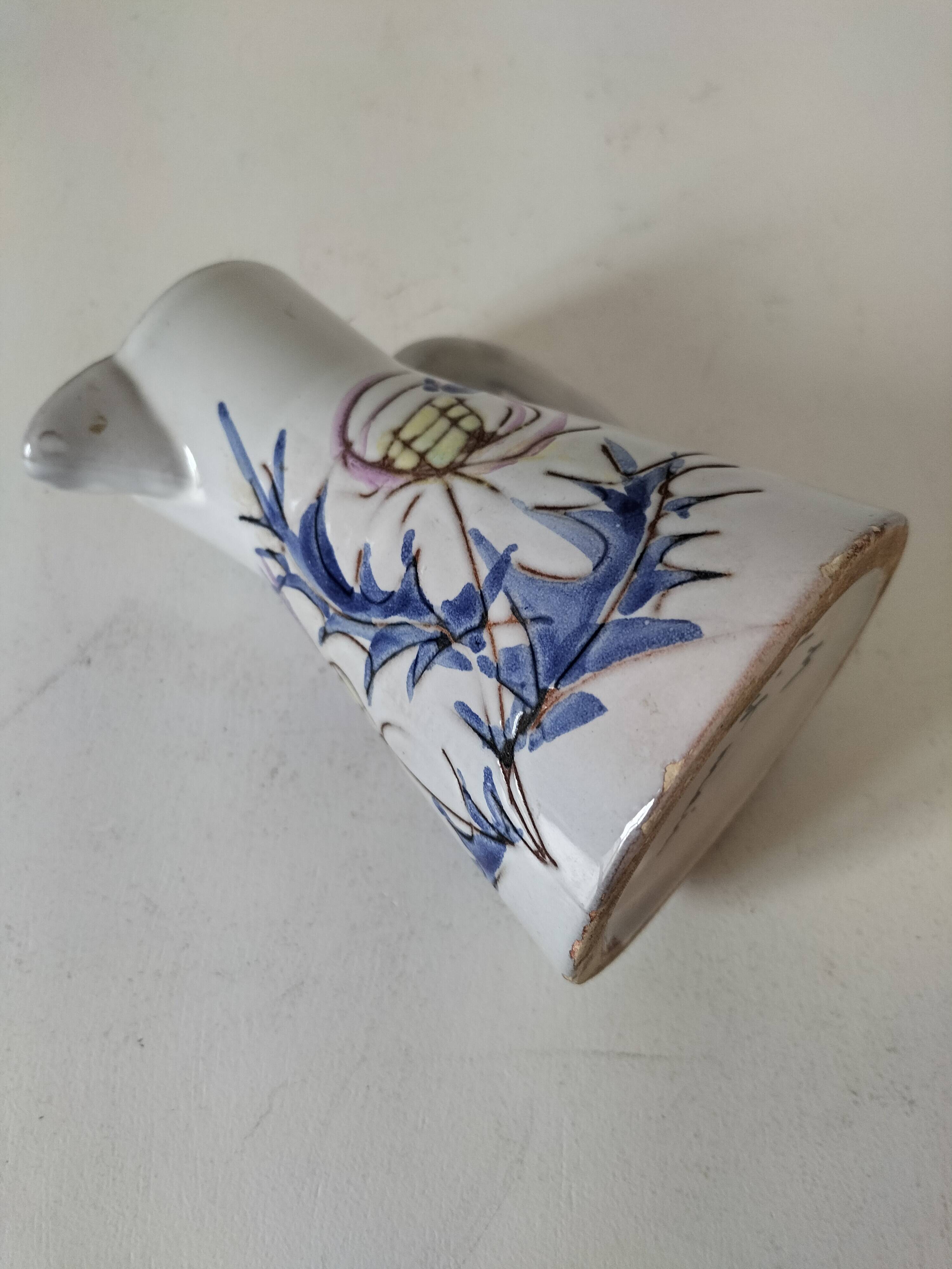 Petit pichet artisanal fleuri – charme champêtre