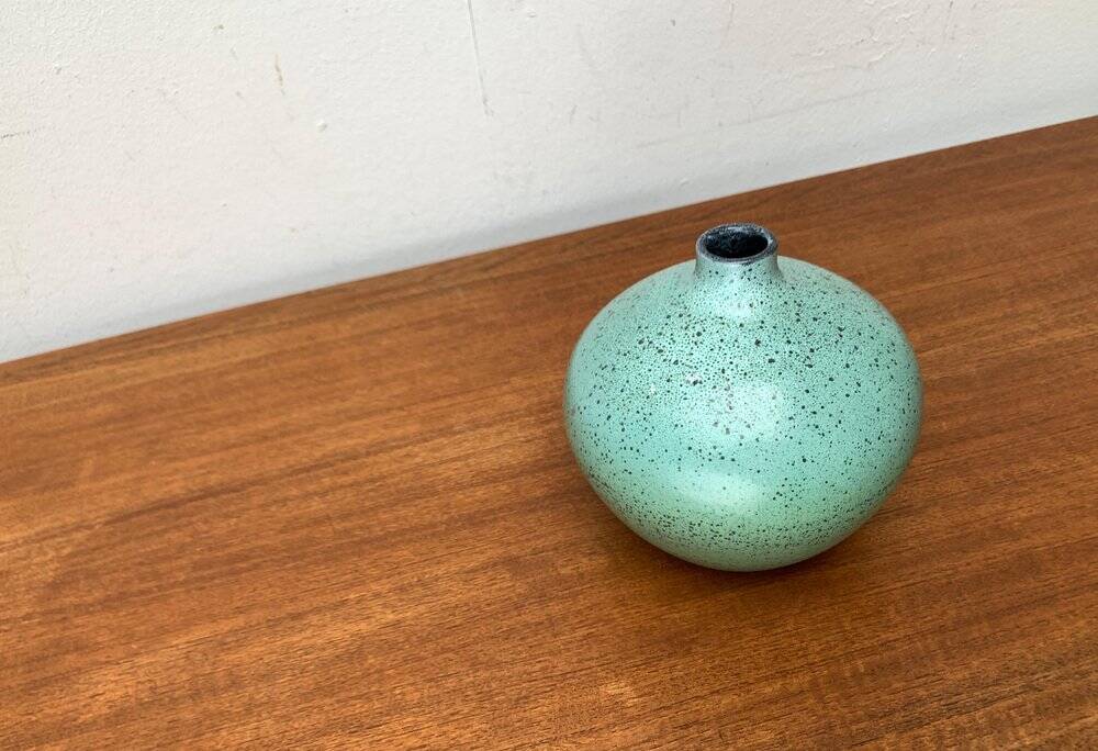 Mid-century German minimalist studio pottery vase by Siegfried Gramann for Töpferhof Römhild, 1960s.