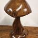 Lampe de table champignon en bois sculpté à la main avec LED intégrée