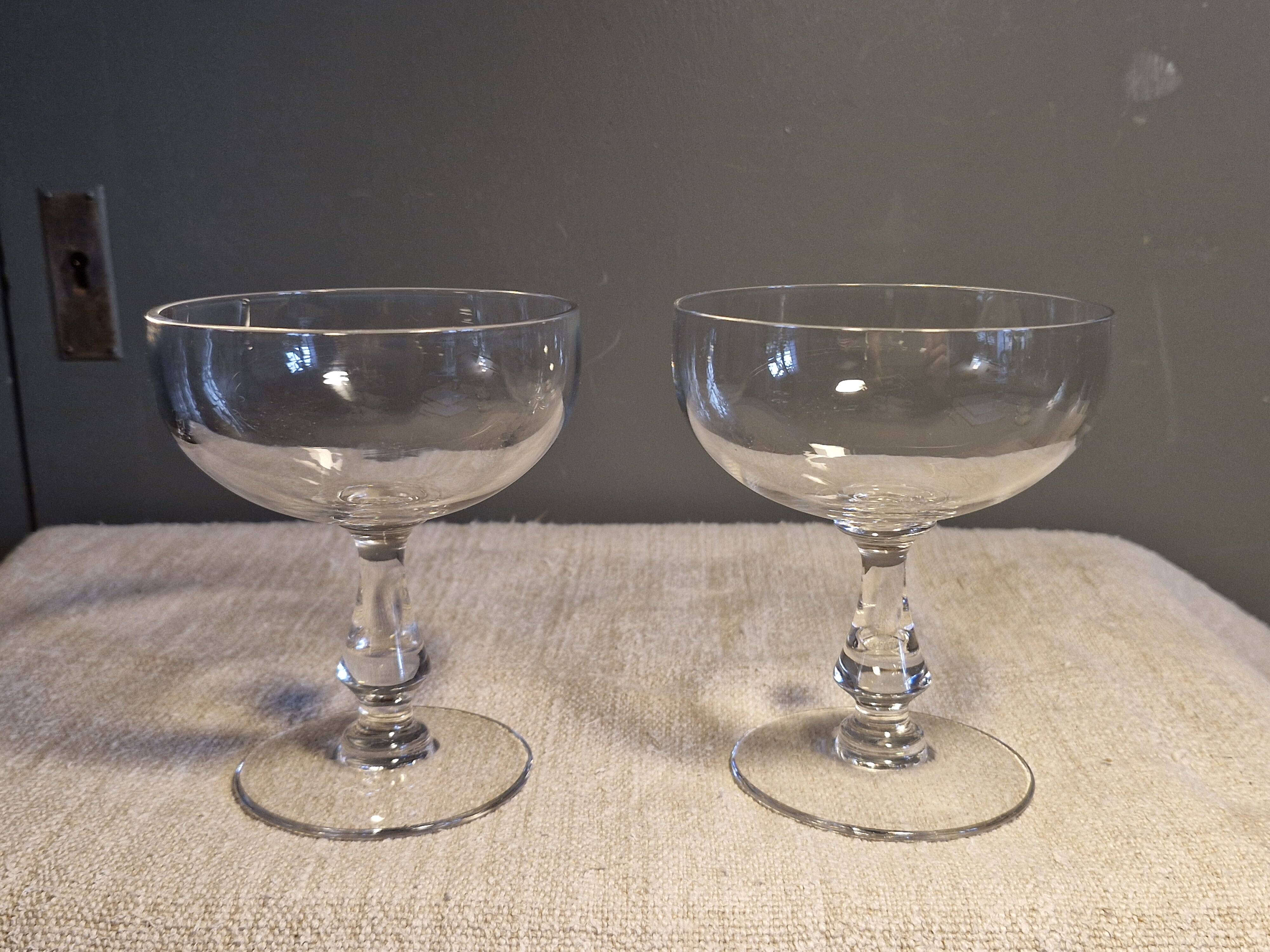 2 coupes à champagne anciennes en cristal de Baccarat